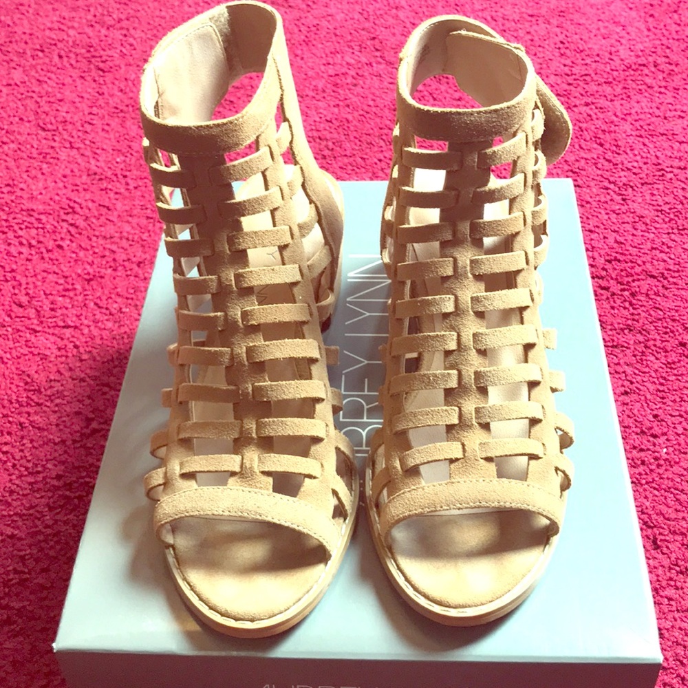 Weaved pattern suede sandals in tan